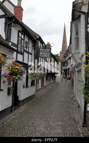 View along the cobbled Church Lane towards the Prince of Wales pub & parish church in Ledbury, Herefordshire, UK. Stock Photo