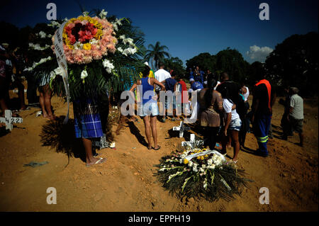 Brazil. 20th May, 2015. Burial of two young men who were killed during the civil police operation last Tuesday in the Morro do Dende, the family and friends were mad to police Wanderson Jesus Martins 24 years and Gilson da Costa Silva 13 years. © Fabio Teixeira/Pacific Press/Alamy Live News Stock Photo