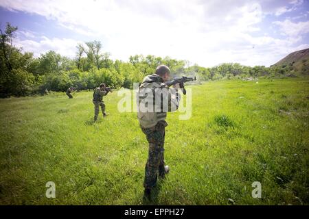 Donetsk, Ukraine. 19th May, 2015. Foreign volunteer fighters fighting for the D.N.R. Donetsk People's Republic took part in a military exercise which aimed to improve their combat and tactical skills. Foreigners including those from USA, France, Spain, Italy, Brazil and Serbia is known to be taking part in the conflict in eastern Ukraine and fighting for the Donetsk people's army. © Geovien So/Pacific Press/Alamy Live News Stock Photo