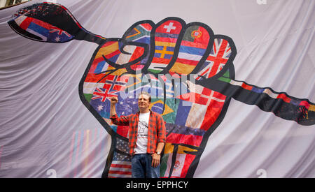 London, Britain. 15th May, 2015. Jamie Oliver, British chef, TV host and restaurateur, poses at Rhyl Primary School in London, Britain, 15 May 2015. Photo: David Sandison/dpa/Alamy Live News Stock Photo