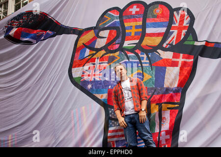 London, Britain. 15th May, 2015. Jamie Oliver, British chef, TV host and restaurateur, poses at Rhyl Primary School in London, Britain, 15 May 2015. Photo: David Sandison/dpa/Alamy Live News Stock Photo