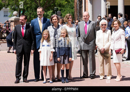 Madrid, Spain. 20th May, 2015. Jesus Ortiz, King Felipe VI of Spain, Princess Sofia of Spain, Queen Sofia, Princess Leonor of Spain, Queen Letizia of Spain, King Juan Carlos, Menchu Alvarez and Paloma Rocasolano pose for the photographers after the First Communion of Princess Leonor of Spain at the Asuncion de Nuestra Senora Church on May 20, 2015 in Madrid, Spain./picture alliance © dpa/Alamy Live News Stock Photo