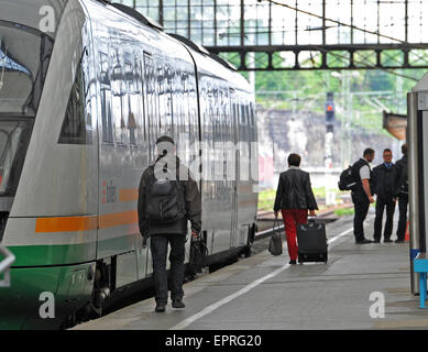 Dresden, Germany. 21st May, 2015. Passengers walk toward a train of German railway operator Deutsche Bahn (DB) at the central railway station of Dresden, Germany, 21 May 2015. The train drivers' union GDL and the Deutsche Bahn have agreed on an end to the strike. Photo: MATTHIAS HIEKEL/dpa/Alamy Live News Stock Photo