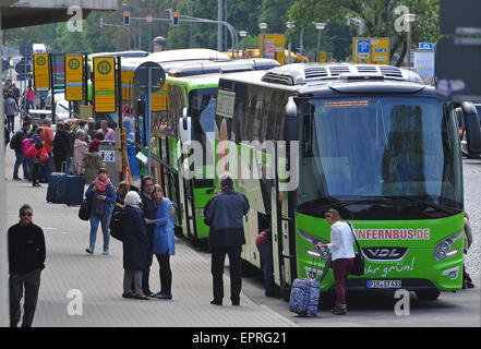 Dresden, Germany. 21st May, 2015. Long-distance busses waiting for passengers have lined up behind the central railway station of Dresden, Germany, 21 May 2015. The train drivers' union GDL and the Deutsche Bahn have agreed on an end to the strike. Photo: MATTHIAS HIEKEL/dpa/Alamy Live News Stock Photo