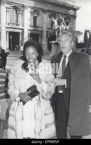 PETER FINCH with Eletha Finch. © Elio Sorci/Globe Photos/ZUMA Wire/Alamy Live News Stock Photo