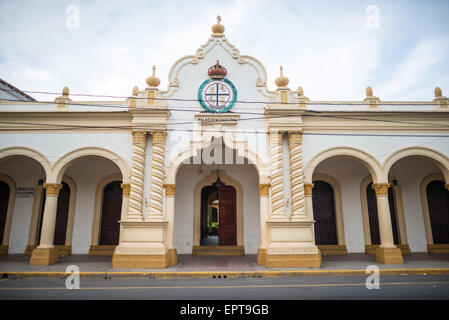 GRANADA, Nicaragua — The Spanish colonial building that houses Granada's City Hall, facing Parque Central. Parque Central is the main square and the historic heart of Granada, Nicaragua. Stock Photo