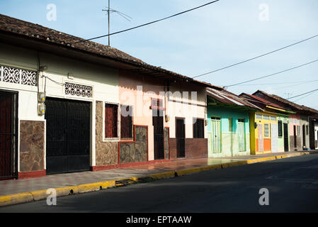 GRANADA, Nicaragua — GRANADA, Nicaragua — Streets of Granada, Nicaragua The colorful colonial-style buildings in the historical district of downtown Granada, Nicaragua, are preserved architectural gems highlighting Granada's rich cultural history — a testament to its significance as one of the oldest European-established cities in mainland America. Stock Photo