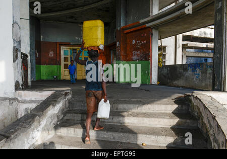 MOZAMBIQUE, Beira, Grande Hotel, opened 1955 during portuguese colonial time, today some thousand homeless people living here Stock Photo