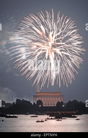 Washington DC., USA 4th July 2007 The annual 4th of July fireworks show in Washington DC. as seen from the Virginia shoreline of the Potomac River just below the Iwo Jima Marine Memorial. The Lincoln Memorial is in the foreground with the Washington monument behind it. Stock Photo