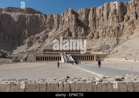 The mortuary temple of Queen Hatshepsut at Deir el-Bahri on the west bank of the Nile, Luxor, Upper Egypt. Stock Photo
