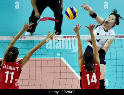 Tianjin, China. 21st May, 2015. Park Jeongah (R) of South Korea spikes the ball during a Group D match against Philippine at the 2015 Asian Women's Volleyball Championship in Tianjin, north China, May 21, 2015. © Zhang Chenlin/Xinhua/Alamy Live News Stock Photo