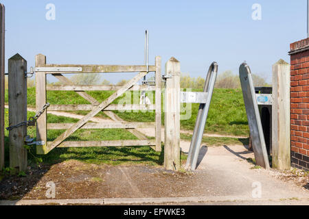 Wooden Five Bar Gate Stock Photo - Alamy