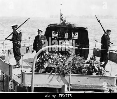 The remains of Nurse Edith Cavell who had been executed by the Germans in the First World War seen here being  given a naval guard of honour as  the coffin is brought a shore in Dover. 15th May 1919 Stock Photo