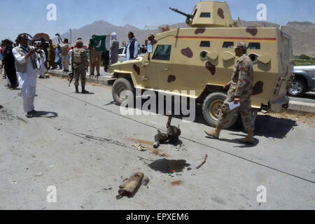 Quetta. 22nd May, 2015. Security officials inspect the blast site in southwest Pakistan's Quetta on May 22, 2015. At least one person was killed and four injured Friday when a bomb exploded near a security forces vehicle in Quetta, police officials said. © Irfan/Xinhua/Alamy Live News Stock Photo