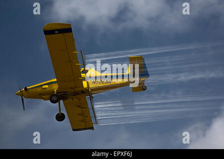 Tunica, Mississippi - An airplane applies pesticides to a field in the Mississippi Delta. Stock Photo