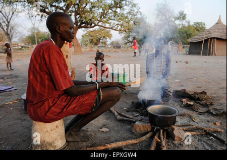 South Sudan Rumbek , Dinka women outdoor preparing food at stove in village Stock Photo