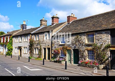 Cottages in village centre along Greaves Lane, Ashford-in-the-Water, Derbyshire, England, UK, Western Europe. Stock Photo