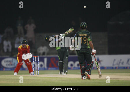 Lahore, Pakistan. 22nd May, 2015. Pakistani and Zimbabwe cricket players take a part of the 1st International T20 cricket match at the Gaddafi Cricket Stadium where Pakistani team won. Pakistan cricket lovers were ecstatic on the resumption of the international cricket after a hiatus of six years amid tight security. Thousands of fans carrying Pakistani flags waited for hours before entering the Qaddafi Stadium. State-run PTV Sports reported about 30,000 spectators were inside the stadium to watch the contest. Credit:  Rana Sajid Hussain/Pacific Press/Alamy Live News Stock Photo