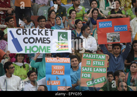 Lahore, Pakistan. 22nd May, 2015. Pakistani cricket lovers cheer their team as they attend the first International T20 cricket match between Pakistan and Zimbabwe carrying Pakistani flags and waited for hours before entering the Qaddafi Stadium. State-run PTV Sports reported about 30,000 spectators were inside the stadium to watch the contest. Credit:  Rana Sajid Hussain/Pacific Press/Alamy Live News Stock Photo