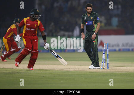 Lahore, Pakistan. 22nd May, 2015. Pakistani and Zimbabwe cricket players take a part of the 1st International T20 cricket match at the Gaddafi Cricket Stadium where Pakistani team won. Pakistan cricket lovers were ecstatic on the resumption of the international cricket after a hiatus of six years amid tight security. Thousands of fans carrying Pakistani flags waited for hours before entering the Qaddafi Stadium. State-run PTV Sports reported about 30,000 spectators were inside the stadium to watch the contest. Credit:  Rana Sajid Hussain/Pacific Press/Alamy Live News Stock Photo