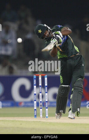 Lahore, Pakistan. 22nd May, 2015. Pakistani and Zimbabwe cricket players take a part of the 1st International T20 cricket match at the Gaddafi Cricket Stadium where Pakistani team won. Pakistan cricket lovers were ecstatic on the resumption of the international cricket after a hiatus of six years amid tight security. Thousands of fans carrying Pakistani flags waited for hours before entering the Qaddafi Stadium. State-run PTV Sports reported about 30,000 spectators were inside the stadium to watch the contest. Credit:  Rana Sajid Hussain/Pacific Press/Alamy Live News Stock Photo