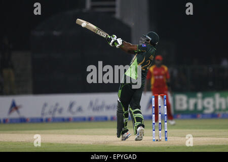 Lahore, Pakistan. 22nd May, 2015. Pakistani and Zimbabwe cricket players take a part of the 1st International T20 cricket match at the Gaddafi Cricket Stadium where Pakistani team won. Pakistan cricket lovers were ecstatic on the resumption of the international cricket after a hiatus of six years amid tight security. Thousands of fans carrying Pakistani flags waited for hours before entering the Qaddafi Stadium. State-run PTV Sports reported about 30,000 spectators were inside the stadium to watch the contest. Credit:  Rana Sajid Hussain/Pacific Press/Alamy Live News Stock Photo