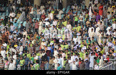 Lahore, Pakistan. 22nd May, 2015. Pakistani cricket lovers cheer their team as they attend the first International T20 cricket match between Pakistan and Zimbabwe carrying Pakistani flags and waited for hours before entering the Qaddafi Stadium. State-run PTV Sports reported about 30,000 spectators were inside the stadium to watch the contest. Credit:  Rana Sajid Hussain/Pacific Press/Alamy Live News Stock Photo