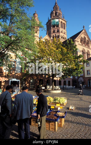 DEU, Germany, Mainz, market stall at the Leichhof in front of the cathedral.  DEU, Deutschland, Mainz, Marktstand auf dem Leichh Stock Photo