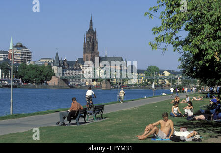 DEU, Germany, Hesse, Frankfurt, view across the river Main to the Kaiserdom cathedral and the bridge Eiserner Steg.  DEU, Deutsc Stock Photo
