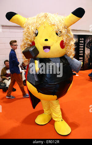 Foto de Uma Pessoa Vestida Com Uma Fantasia Inflável De Pikachu Para  Entreter Fãs De Pokemon Fora Da Galeria Nacional Na Trafalgar Square e mais  fotos de stock de Pikachu - iStock