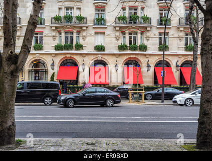 Hotel Plaza Athenee, exterior of luxury 5 star hotel on the Avenue Montaigne, Paris Stock Photo