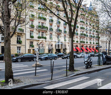 Hotel Plaza Athenee, exterior of luxury 5 star hotel on the Avenue Montaigne, Paris Stock Photo