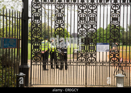 Oxford, UK 24th of May, 2015.Oxford University park closed due Police at the scene in Oxford University Park. Police dog at the scene. Credit:  Pete Lusabia/Alamy Live News Stock Photo