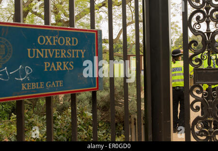 Oxford, UK 24th of May, 2015.Oxford University park closed due Police at the scene in Oxford University Park. Police dog at the scene. Credit:  Pete Lusabia/Alamy Live News Stock Photo