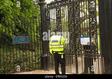 Oxford, UK 24th of May, 2015.Oxford University park closed due Police at the scene in Oxford University Park. Police dog at the scene. Credit:  Pete Lusabia/Alamy Live News Stock Photo