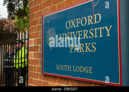 Oxford, UK 24th of May, 2015.Oxford University park closed due Police at the scene in Oxford University Park. Police dog at the scene. Credit:  Pete Lusabia/Alamy Live News Stock Photo