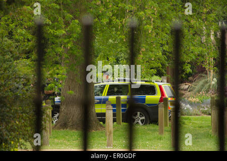 Oxford, UK 24th of May, 2015.Oxford University park closed due Police at the scene in Oxford University Park. Police dog at the scene. Credit:  Pete Lusabia/Alamy Live News Stock Photo