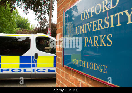 Oxford, UK. 24th of May, 2015. Armed Police and search dogs in Oxford University Park searching for Jed Allen, a suspect for murder. Police acitivity in Oxford Park. Credit:  Pete Lusabia/Alamy Live News Stock Photo