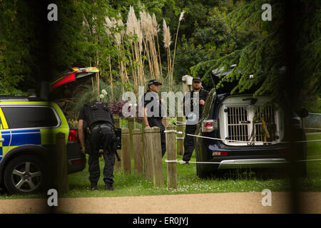 Oxford, UK. 24th of May, 2015. Armed Police and search dogs in Oxford University Park searching for Jed Allen, a suspect for murder. Credit:  Pete Lusabia/Alamy Live News Stock Photo