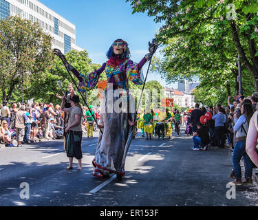 Kreuzberg, Berlin, Germany, 24th May 2015. Performers in costume entertain the crowds as Berlin celebrates its cultural diversity at  the Carnival of Cultures at Pentecost  every year. The  Grand finale is the street parade on Pentecost Sunday where thousands of dancers, musicians and artists perform and about a million people from all over the world watch. Stock Photo