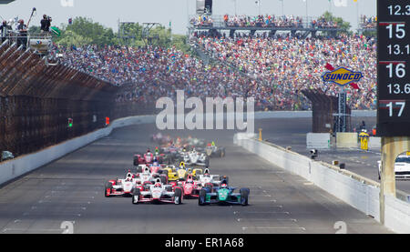 Indianapolis, Indiana, USA. 24th May, 2015. A view of the field racing down the front straightaway the Indianapolis 500 IndyCar race at the Indianapolis Motor Speedway in Indianapolis, IN - Mike Wulf/CSM Credit:  Cal Sport Media/Alamy Live News Stock Photo