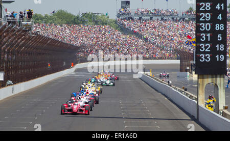 Indianapolis, Indiana, USA. 24th May, 2015. A view of the field racing down the front straightaway the Indianapolis 500 IndyCar race at the Indianapolis Motor Speedway in Indianapolis, IN - Mike Wulf/CSM Credit:  Cal Sport Media/Alamy Live News Stock Photo