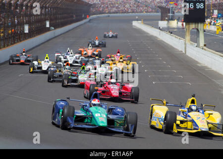 Indianapolis, Indiana, USA. 24th May, 2015. A view of the field racing down the front straightaway the Indianapolis 500 IndyCar race at the Indianapolis Motor Speedway in Indianapolis, IN - Mike Wulf/CSM Credit:  Cal Sport Media/Alamy Live News Stock Photo