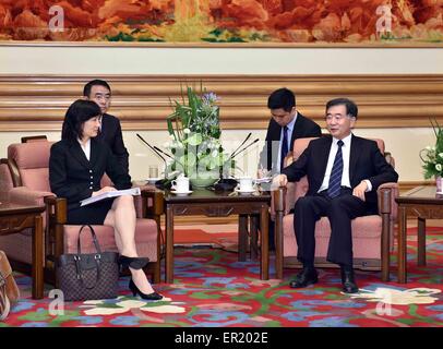 Beijing, China. 25th May, 2015. Chinese Vice Premier Wang Yang (front R) meets with Michelle Lee, under secretary of commerce and director of the United States Patent and Trademark Office(USPTO), in Beijing, capital of China, May 25, 2015. Credit:  Li Tao/Xinhua/Alamy Live News Stock Photo
