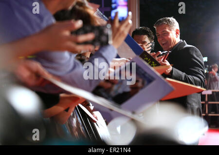 (150525) -- TOKYO, May 25, 2015 (Xinhua) -- American actor George Clooney writes his autograph for his fans during the premiere of the movie 'Tomorrowland' in Japan in Tokyo May 25, 2015. 'Tomorrowland' will be shown to the public from June 6 in Japan.(Xinhua/Stringer) Stock Photo