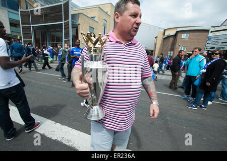London, UK. 25th May 2015. Chelsea fans  attend the  victory parade as Chelsea FC show  the 2015 English Premier League trophy in front of jubilant fans Credit:  amer ghazzal/Alamy Live News Stock Photo