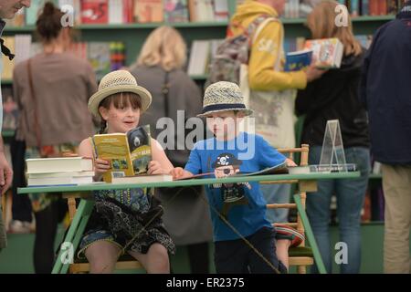 Hay on Wye, Wales, UK. 25th May, 2015.  Two young children reading books at the The Hay Literature Festival 2015 . Sometimes described as the 'Woodstock of the mind' the festival attracts tens of thousands of visitors to listen to some of th best writers and poets in the world over the 10 days of the event   photo Credit:  keith morris / Alamy Live News Stock Photo
