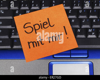 Memo note on notebook, Spiel mit mir play with me Stock Photo