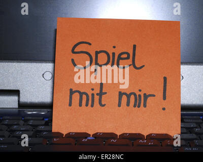 Memo note on notebook, Spiel mit mir play with me Stock Photo