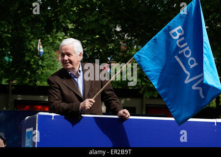 London, UK. 25th May, 2015. A presenter at the Bupa London 10,000 at Westminster in London. Credit:  See Li/Alamy Live News Stock Photo